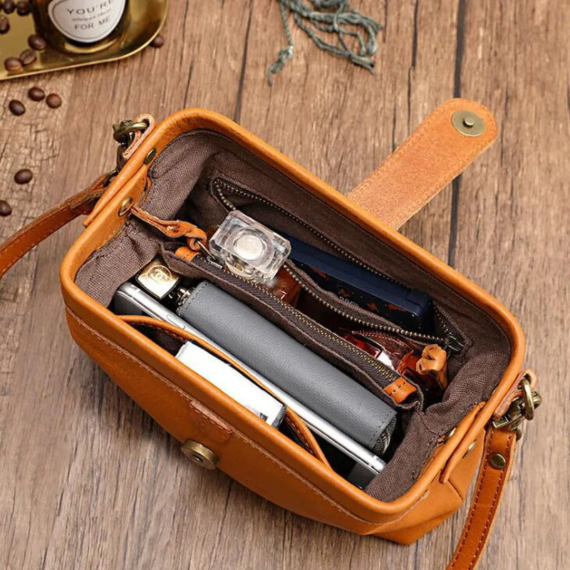 Ivy - Compact Leather Shoulder Bag